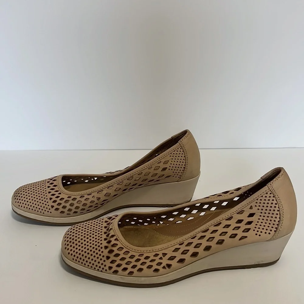 Naturalizer Brelynn N5 Comfort Tan Slip on Wedge shoe size 6.5M - Picture 3 of 11